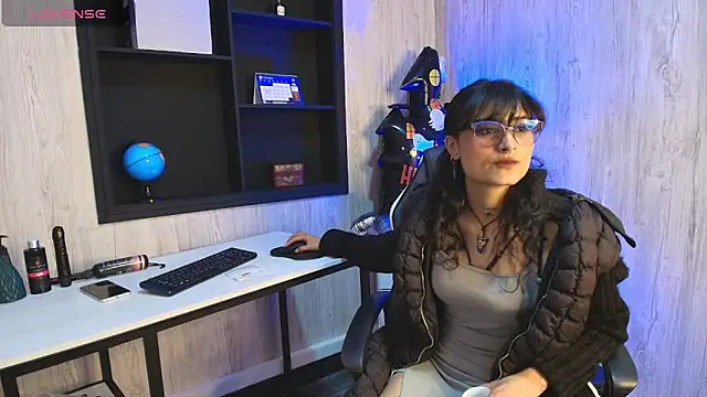 Snapshot of LilyRouset chatting on October 20, 3:01 pm LilyRouset online show from October 20, 3:01 pm