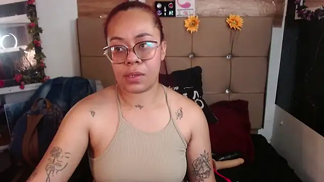 Snapshot of MIA__SPENCER chatting on January 17, 8:01 pm MIA SPENCER online show from January 17, 8:01 pm