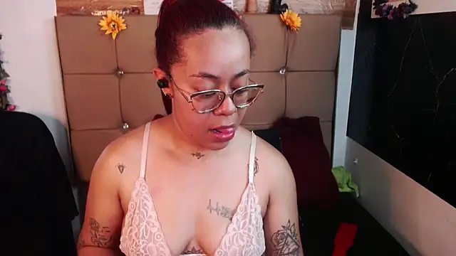 Snapshot of MIA__SPENCER chatting on February 4, 5:41 pm MIA SPENCER online show from February 4, 5:41 pm