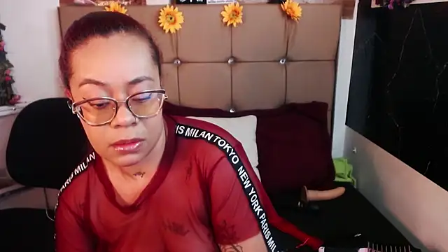 Snapshot of MIA__SPENCER chatting on February 6, 6:11 pm MIA SPENCER online show from February 6, 6:11 pm