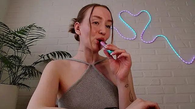 WhitePrincessLuna online show from April 28, 1:05 pm
