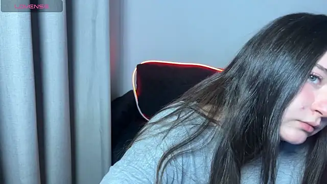 valentinauwu online show from October 19, 1:28 am