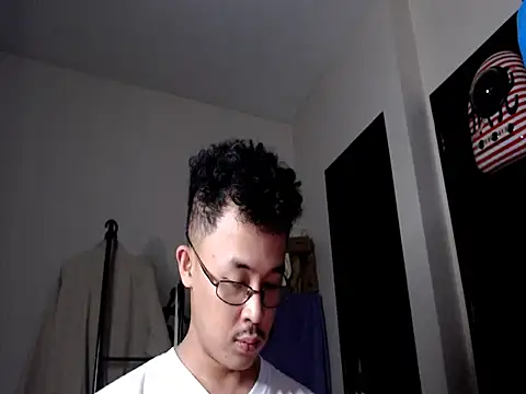 Snapshot of itsyour_Asianboy15 chatting on April 16, 9:32 am itsyour Asianboy15 online show from April 16, 9:32 am