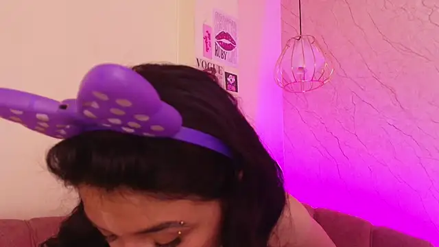 april bennett online show from November 21, 1:10 pm