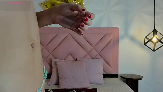 Snapshot of Caroline_daring chatting on July 5, 10:33 am Caroline daring online show from July 5, 10:33 am