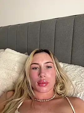 Snapshot of SexySaraxxoo chatting on March 11, 10:38 pm SexySaraxxoo online show from March 11, 10:38 pm