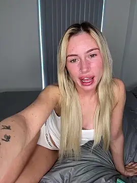 Snapshot of SexySaraxxoo chatting on March 15, 11:49 am SexySaraxxoo online show from March 15, 11:49 am