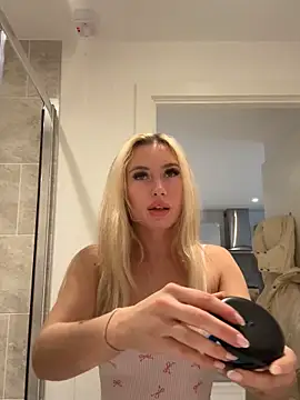 Snapshot of SexySaraxxoo chatting on April 18, 10:08 am SexySaraxxoo online show from April 18, 10:08 am
