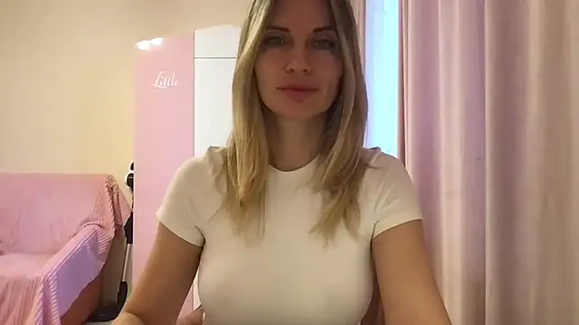 Snapshot of KarelliaStar chatting on May 5, 6:32 am KarelliaStar online show from May 5, 6:32 am
