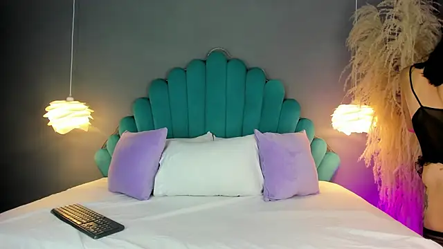 LunaBloomn online show from October 24, 5:09 pm