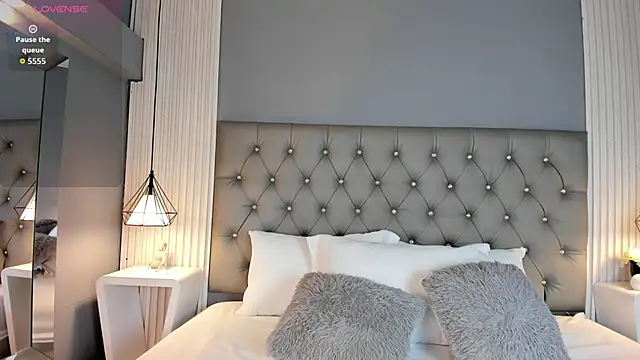 LunaBloomn online show from November 8, 5:12 pm