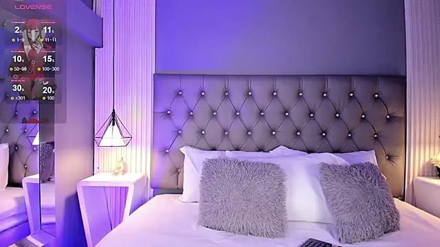 LunaBloomn online show from December 15, 5:06 pm