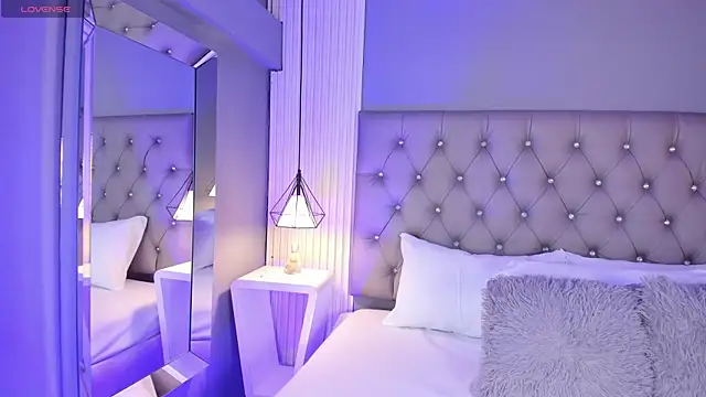 LunaBloomn online show from December 22, 5:10 pm