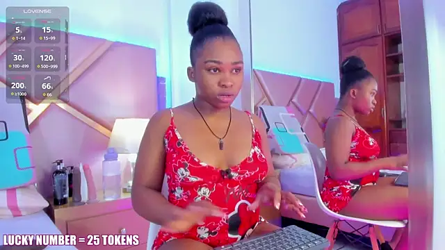 Snapshot of SophieSinclair chatting on February 1, 1:37 am SophieSinclair online show from February 1, 1:37 am