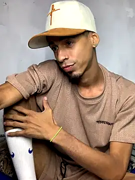 Snapshot of Alexx_1214 chatting on September 13, 2:44 am Alexx 1214 online show from September 13, 2:44 am