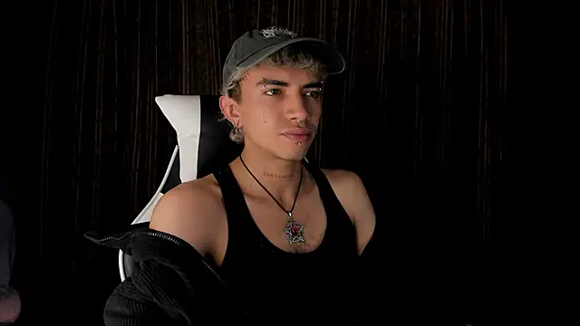 guynextdo0r online show from December 17, 11:00 pm