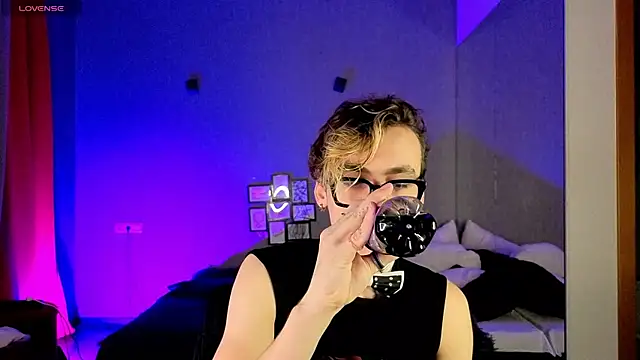 Snapshot of OLIVER__MARTINEZ chatting on October 13, 5:29 am OLIVER MARTINEZ online show from October 13, 5:29 am