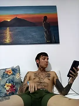 Snapshot of LaParKa31 chatting on October 25, 1:35 am LaParKa31 online show from October 25, 1:35 am