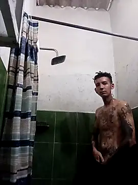 Snapshot of LaParKa31 chatting on November 12, 1:06 am LaParKa31 online show from November 12, 1:06 am