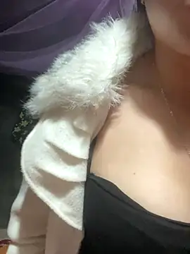 Snapshot of Luna-ass chatting on December 3, 9:13 pm Luna-ass online show from December 3, 9:13 pm