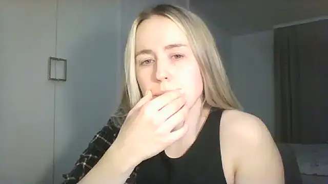 Snapshot of Frosian chatting on October 18, 10:32 pm Frosian online show from October 18, 10:32 pm