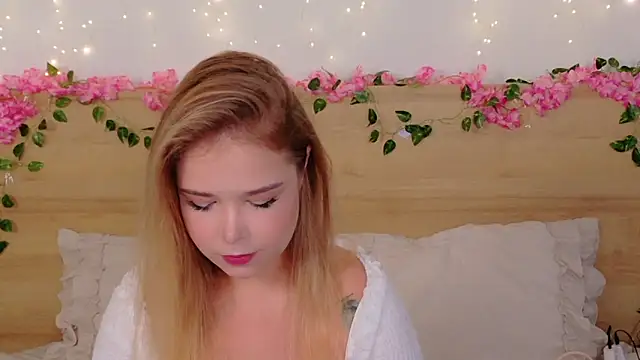 Snapshot of Lilith_Bonheur chatting on October 23, 8:07 pm Lilith Bonheur online show from October 23, 8:07 pm