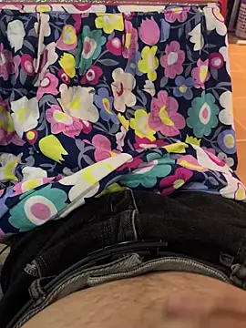 Snapshot of qeer098755 chatting on November 12, 10:04 am qeer098755 online show from November 12, 10:04 am