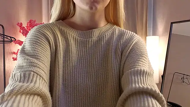 Snapshot of Flirty_lee chatting on October 10, 2:05 pm Flirty lee online show from October 10, 2:05 pm