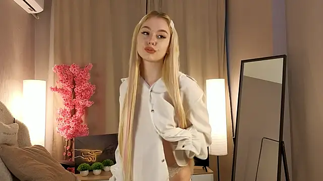 Snapshot of Flirty_lee chatting on October 13, 2:06 pm Flirty lee online show from October 13, 2:06 pm