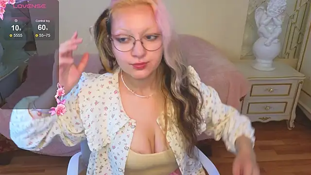 JuicyLullu online show from September 19, 4:25 am