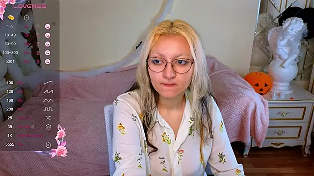 JuicyLullu online show from November 10, 11:20 am