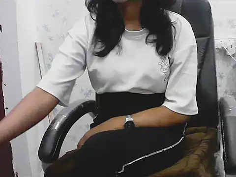 short girl  online show from February 25, 5:55 pm