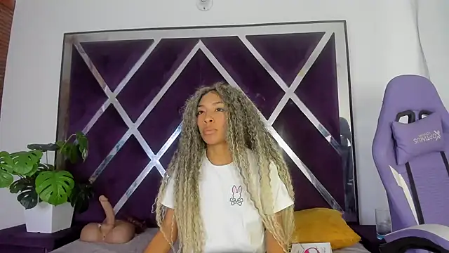 angelkyraasm online show from April 10, 1:05 pm