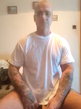 Snapshot of chcem1975 chatting on October 4, 7:28 am chcem1975 online show from October 4, 7:28 am