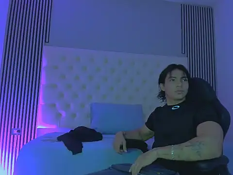 Snapshot of toji_luxxer chatting on September 16, 12:06 pm toji luxxer online show from September 16, 12:06 pm