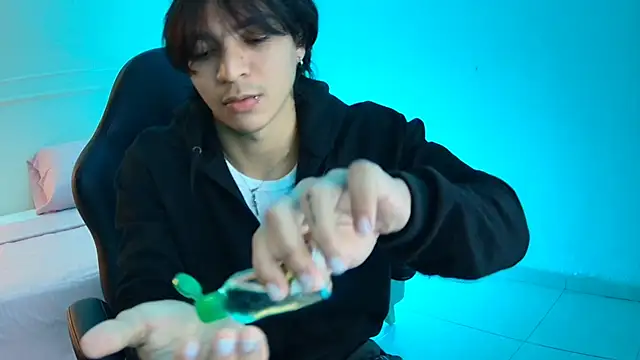 Snapshot of toji_luxxer chatting on September 17, 12:07 pm toji luxxer online show from September 17, 12:07 pm