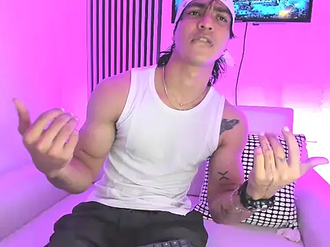 Snapshot of toji_luxxer chatting on September 21, 10:22 pm toji luxxer online show from September 21, 10:22 pm