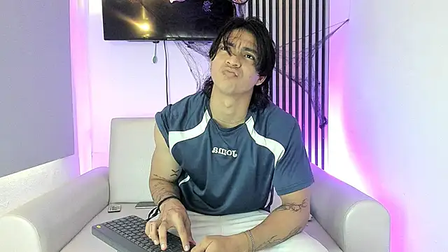 Snapshot of toji_luxxer chatting on October 25, 8:14 pm toji luxxer online show from October 25, 8:14 pm