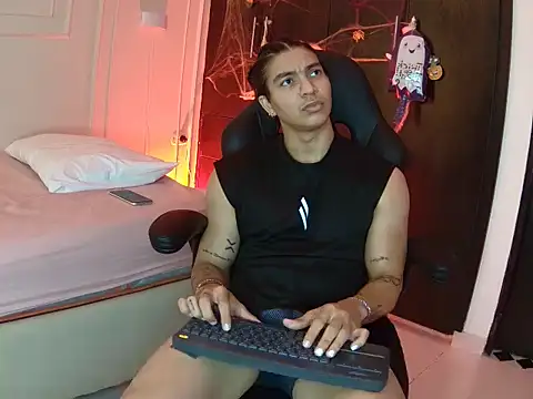 Snapshot of toji_luxxer chatting on October 30, 2:57 am toji luxxer online show from October 30, 2:57 am