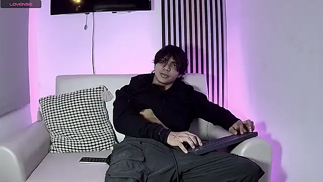 Snapshot of toji_luxxer chatting on November 6, 12:44 am toji luxxer online show from November 6, 12:44 am