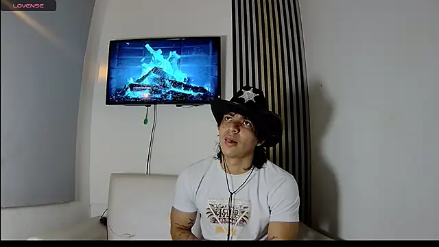 Snapshot of toji_luxxer chatting on November 11, 4:34 am toji luxxer online show from November 11, 4:34 am