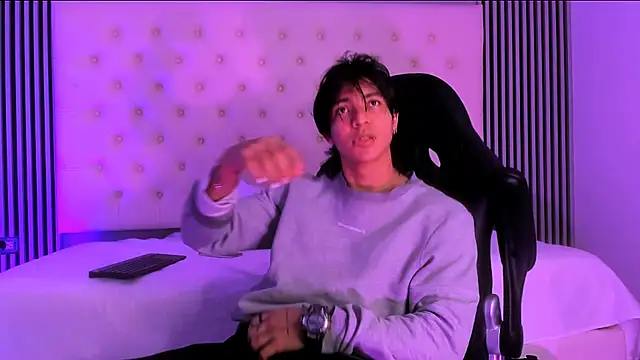 Snapshot of toji_luxxer chatting on November 11, 10:10 pm toji luxxer online show from November 11, 10:10 pm