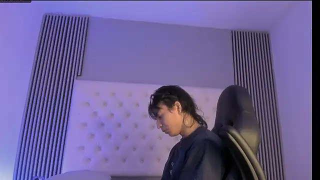 Snapshot of toji_luxxer chatting on November 24, 2:44 am toji luxxer online show from November 24, 2:44 am