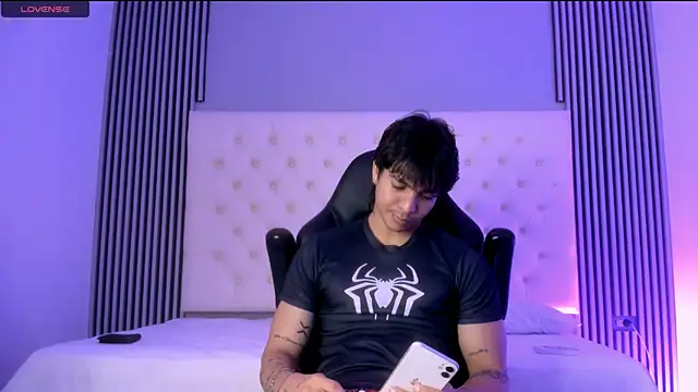 Snapshot of toji_luxxer chatting on December 1, 3:11 am toji luxxer online show from December 1, 3:11 am