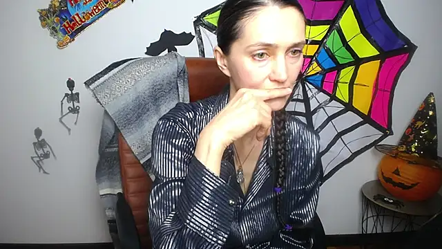 Snapshot of TayaFinch chatting on October 31, 2:40 pm TayaFinch online show from October 31, 2:40 pm