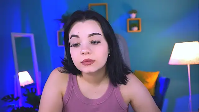 Snapshot of leslierowe_ chatting on October 5, 8:29 pm leslierowe  online show from October 5, 8:29 pm