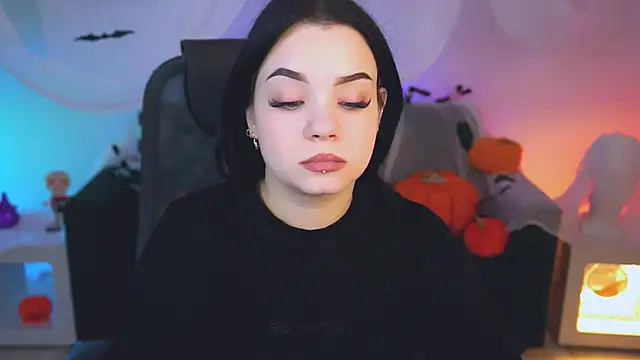 Snapshot of leslierowe_ chatting on October 19, 11:44 am leslierowe  online show from October 19, 11:44 am
