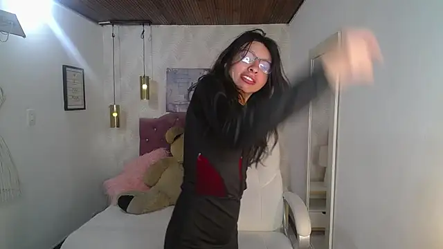 alllyson  online show from December 3, 8:07 pm