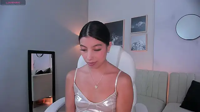 Tiffany Low online show from November 29, 4:43 pm