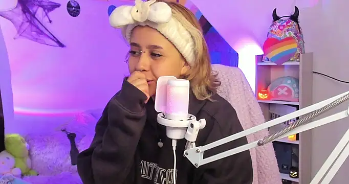 NekoWaifu online show from October 4, 1:09 pm